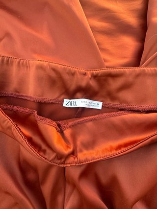 Pantalón fluido satén color ladrillo