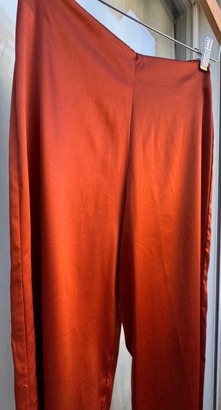 Pantalón fluido satén color ladrillo