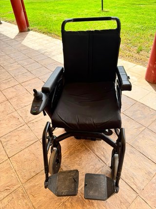 Silla de ruedas eléctrica negra