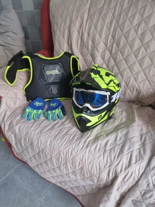 Casco FOX y peto moto infantil ONeal