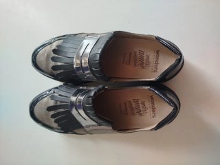 Zapatos Wonders negros y plateados