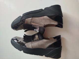 Zapatos Wonders negros y plateados