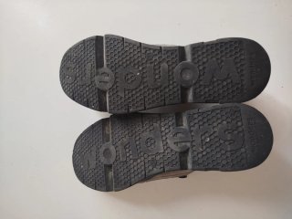 Zapatos Wonders negros y plateados