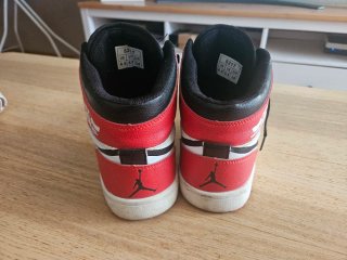 Zapatillas Jordan niño negras y blancas