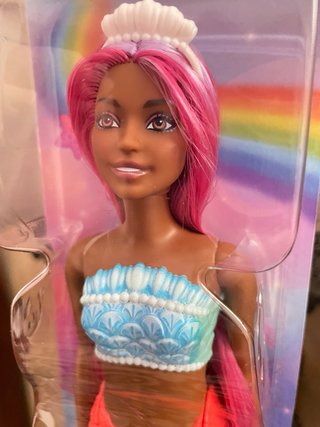 Sirena Barbie con pelo rosa