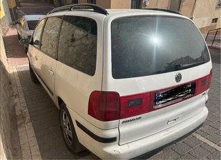 Coche familiar blanco