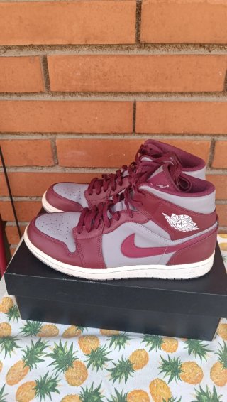 Jordan 1 Mid Gris/Rojo Talla 42.6