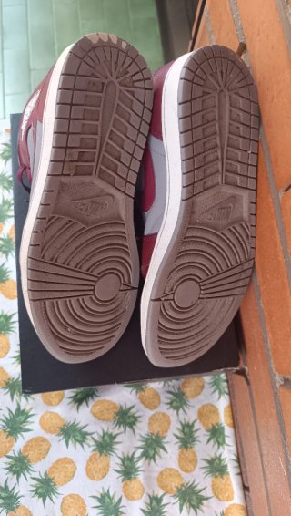 Jordan 1 Mid Gris/Rojo Talla 42.6