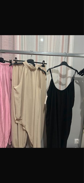 Conjunto beige de pantalón y top