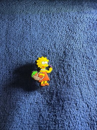 Pin Crocs Lisa Simpson Cesta Zanahorias