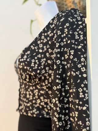 Blusa cropped de manga larga estampado florecitas