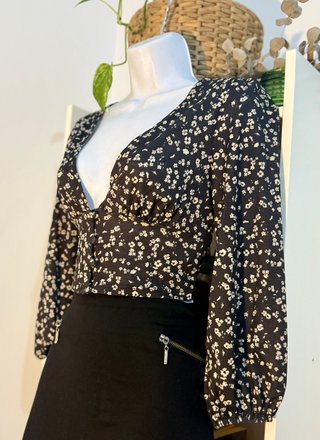 Blusa cropped de manga larga estampado florecitas