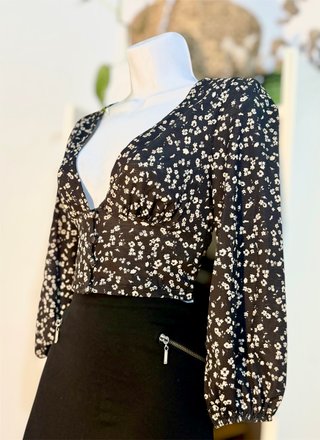 Blusa cropped de manga larga estampado florecitas