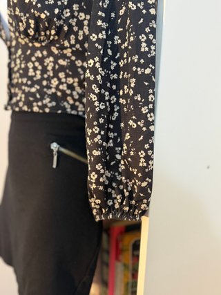 Blusa cropped de manga larga estampado florecitas