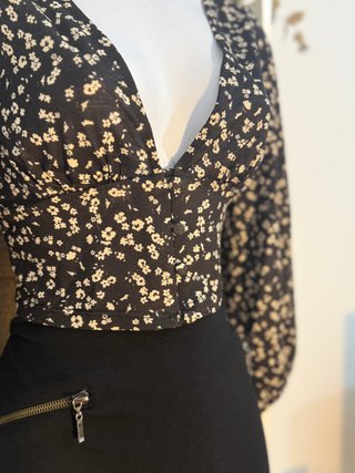 Blusa cropped de manga larga estampado florecitas