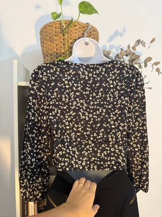 Blusa cropped de manga larga estampado florecitas