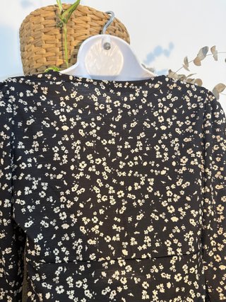 Blusa cropped de manga larga estampado florecitas