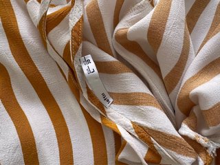 Mono rayas naranja y blanco