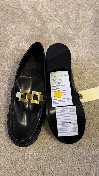 Mocasines negros con detalle dorado