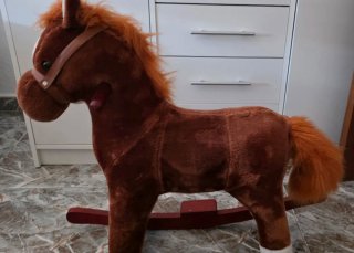 Caballo balancín marrón