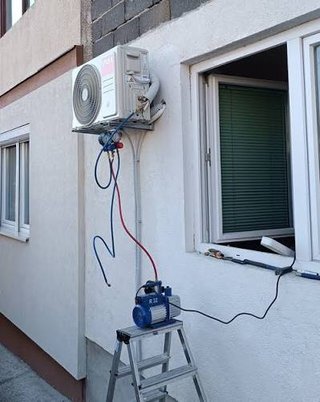 Reparación fugas aire acondicionado y carga gas.