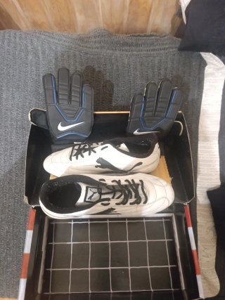 Botas Fútbol Nike Blancas y Guantes Portero