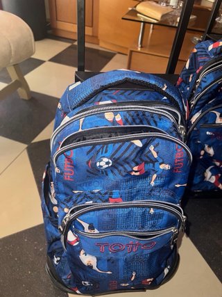 Mochilas Totto con ruedas y diseño futbolístico
