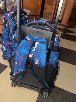Mochilas Totto con ruedas y diseño futbolístico