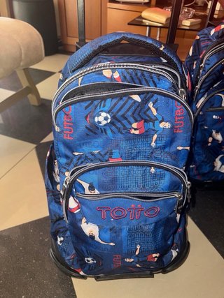 Mochilas Totto con ruedas y diseño futbolístico