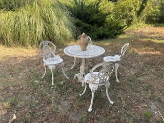 Mesa y 4 sillas de jardín