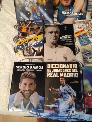 Libros, postales y cromos del Real Madrid