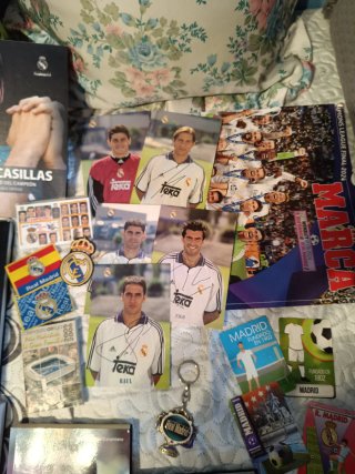 Libros, postales y cromos del Real Madrid