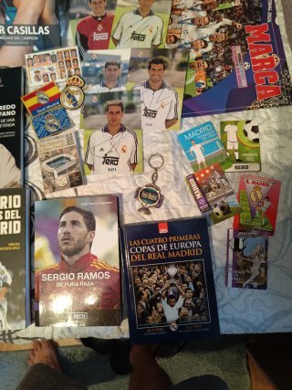 Libros, postales y cromos del Real Madrid
