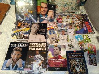 Libros, postales y cromos del Real Madrid