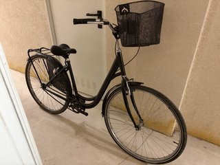 Bicicleta urbana negra con cesta