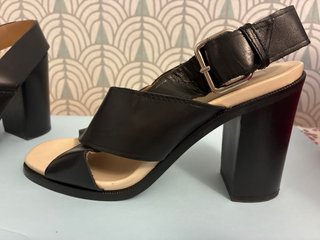 Sandalias BIMBA Y LOLA Negras y Beige