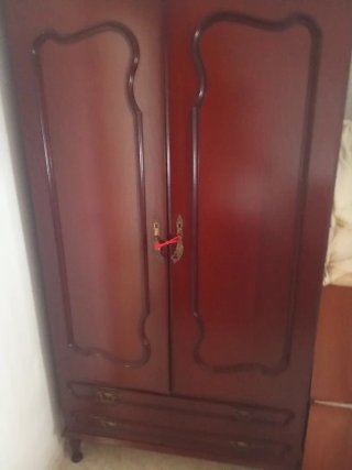 Armario de madera oscuro con cajones