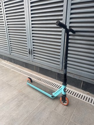 Patinete freestyle azul y naranja