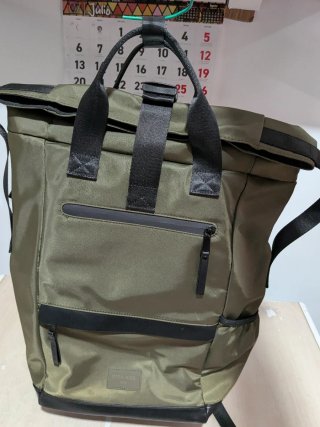 Mochila Pier One verde militar y negra