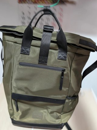 Mochila Pier One verde militar y negra