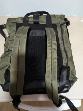 Mochila Pier One verde militar y negra