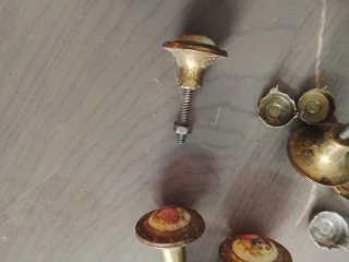 Lote tiradores muebles latón y porcelana años 50
