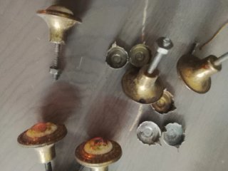 Lote tiradores muebles latón y porcelana años 50