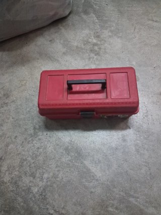 Caja de herramientas roja pequeña