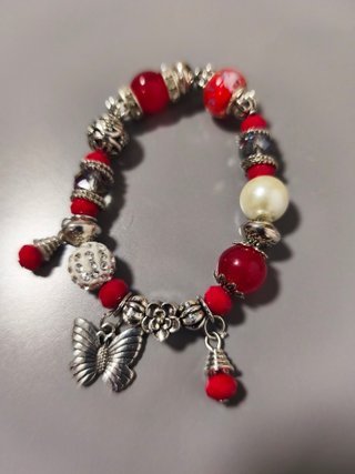 Pulsera de cuentas rojas y plateadas