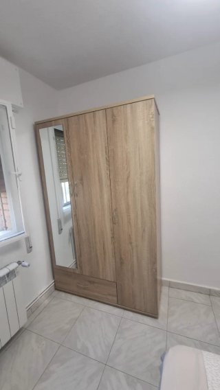 Cama individual con cabecero de madera