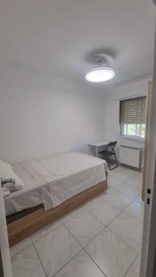 Cama individual con cabecero de madera