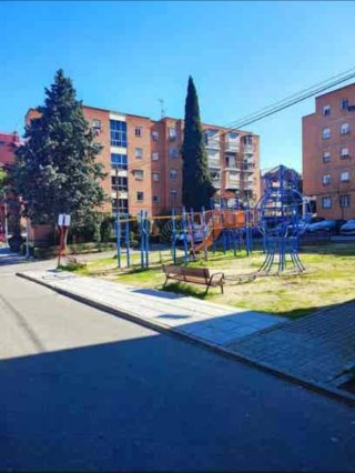 Cama individual con cabecero de madera