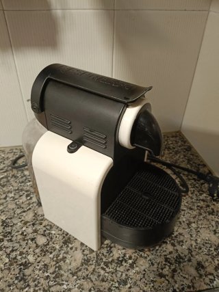 Cafetera Nespresso Blanca y Negra