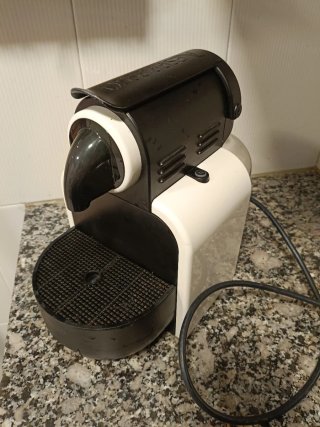 Cafetera Nespresso Blanca y Negra